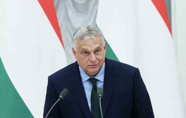 Виктор Орбан анонсировал продолжение обсуждения ЕС запрета на импорт нефти и газа из России Дискуссия на уровне глав МИДов возобновится на следующей неделе, отметил премьер-министр Венгрии. При этом Будапешт и Братислава будут стремиться не допустить введения ограничений, поскольку это спровоцирует рост коммунальных расходов. «Этого вопроса не было на повестке саммита Евросоюза. Борьба продолжится на следующей неделе. Вчера я провёл переговоры с представителями Словакии. Мы с ними едины: мы не можем принять требование ЕС не покупать российские нефть и газ», — сказал Виктор Орбан в эфире радио Kossuth. Политик отметил, что в таком случае коммунальные расходы для жителей Венгрии и Словакии вырастут в 2-3 раза, а задача властей — «делать жизнь людей лучше, а не хуже». Подпишись на «Говорит Москва»