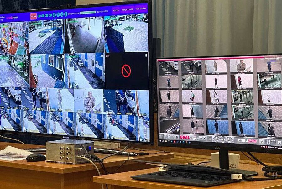 В Благовещенске активно работают над автоматизацией системы охраны в школах, детских садах, учреждениях культуры и спорта. В них планируют установить новые аппаратно-программные модули, которые подключатся к уже существующим камерам и добавят им «интеллекта». Как рассказал мэр Благовещенска Олег Имамеев, искусственный интеллект будет в реальном времени анализировать обстановку: распознавать людей в охраняемых зонах, контролировать передвижение транспорта, определять позу человека и предметы в руках, автоматически фиксировать лица с сохранением данных. Реагирование будет мгновенным: при взломе дверей или разбитом окне охране сразу поступит сигнал. Кроме того, система подразумевает установку датчиков в подвалах, тепловых узлах и насосных станциях, которые предупредят о протечках или авариях. Все данные будут стекаться в общую систему. Она оповестит охранные предприятия, аварийные службы, ЕДДС о происшествии. Есть также возможность отправлять оповещения на мобильные телефоны группы быстрого реагирования ГБР . А короткие фрагменты с камер будут сразу доступны ответственным лицам без долгого поиска в архивах. «Система работает круглосуточно и оперативно реагирует на малейшие сигналы, – пояснил мэр. – И все инциденты получится отрабатывать в самые короткие сроки. Сейчас готовимся к запуску пилотных проектов для тестирования системы и оценки её эффективности».