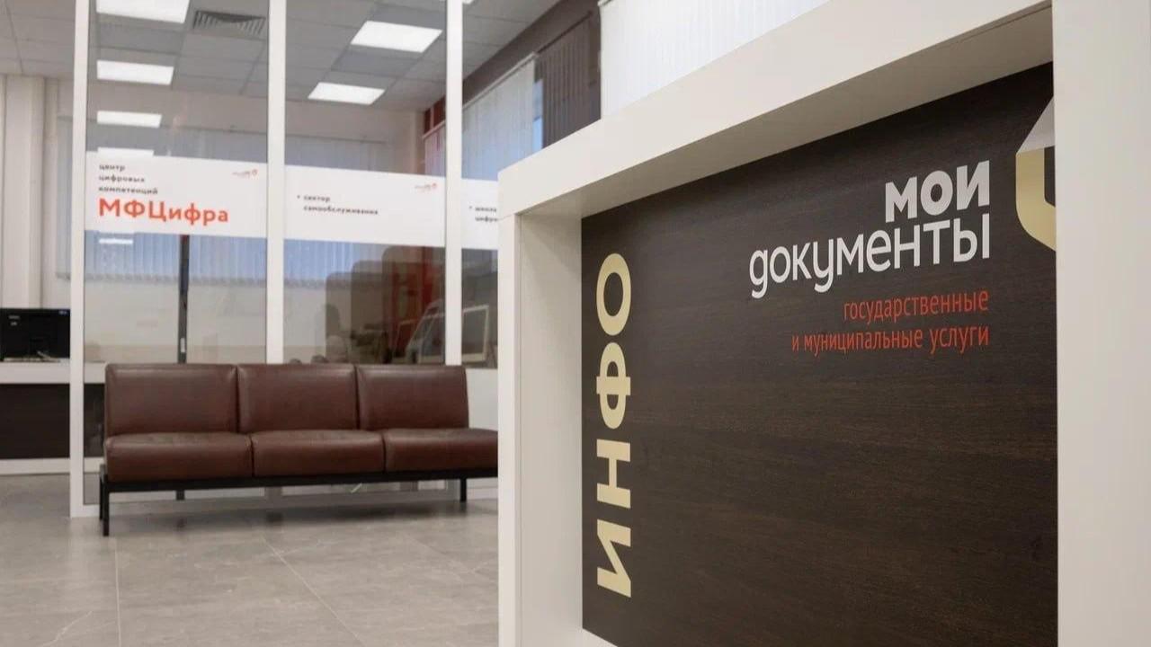 МФЦ Мурманской области внедрил систему единого обращения для участников СВО Многофункциональные центры региона стали ключевым звеном в оказании поддержки участникам СВО и членам их семей С начала проведения спецоперации за различными мерами поддержки обратились 1 221 участник СВО и 2 213 членов их семей В 2025 году МФЦ также приняли более 1 9 тысячи заявлений для получения справки подтверждающей факт участия в СВО Об этом на оперативном совещании доложила руководитель регионального МФЦ Ольга Ярыченко В текущем году основным приоритетом работы многофункциональных центров стало комплексное информирование участников специальной военной операции и членов их семей о полагающихся мерах поддержки Эта задача успешно решалась через создание многоуровневой системы коммуникации внедрение цифровых сервисов и обеспечение клиентоориентированного подхода подчеркнула Ярыченко Фото правительство Мурманской области Все самые важные новости Telegram MAX