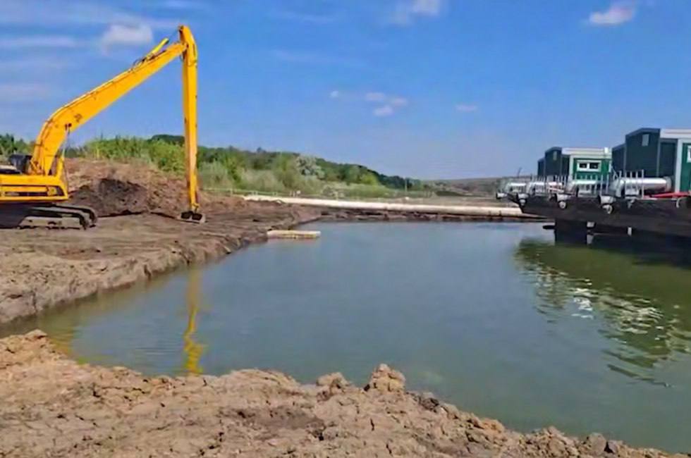 Строительство водовода из Углегорского водохранилища ускорили минимум вдвое  Водовод строят до обмелевшего Волынцевского водохранилища.  В первую очередь это поможет Енакиево и соседним городам, где ситуация с водой самая сложная — ее подают раз в четыре дня.                                                     Вестник Апокалипсиса