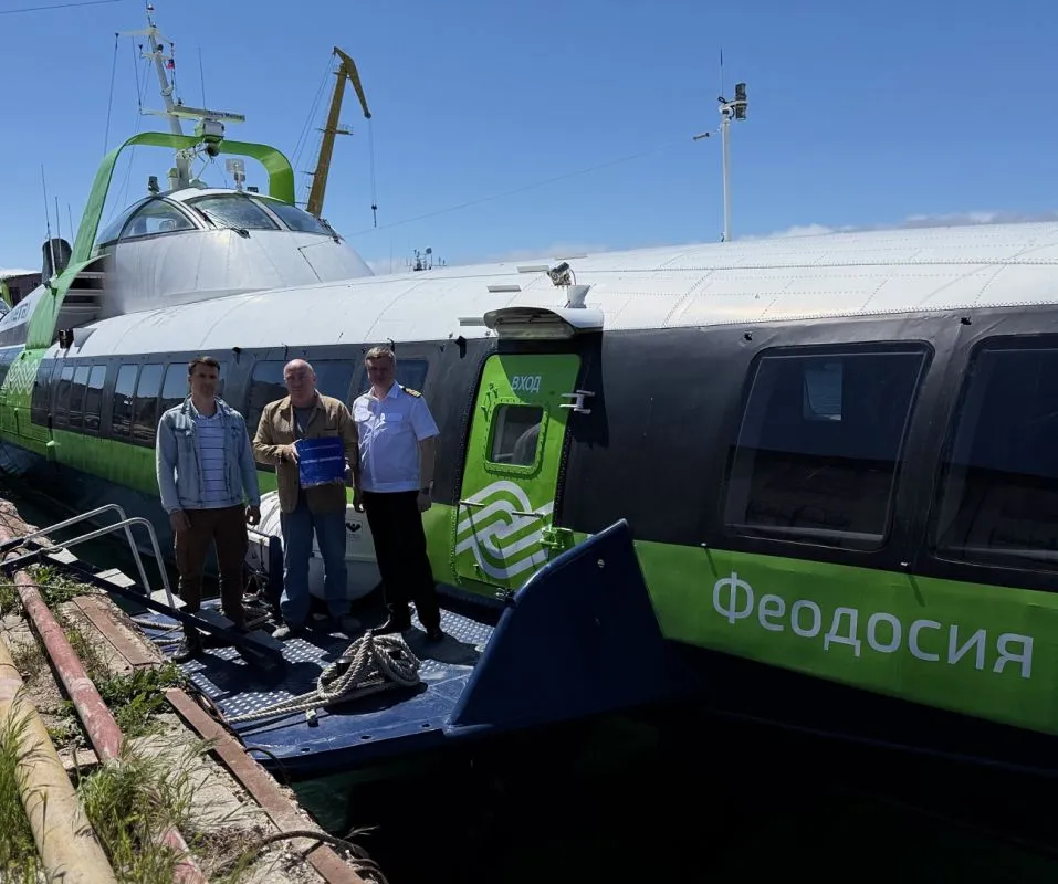 Рассекает волны и вмещает свыше 100 пассажиров в Крыму завершено строительство скоростного судна Феодосия Завершилось строительство высокоскоростного пассажирского судна Феодосия проекта Комета 120М Об этом сообщили в Российском морском регистре судоходства Новое судно на подводных крыльях вмещает до 120 пассажиров и способно развивать скорость до 65 километров в час Оно может удаляться от места убежища на расстояние до 128 морских миль Феодосию построили при взаимодействии двух заводов Вымпел и Море а проект разработали в Центральном конструкторском бюро имени Алексеева с опорой на предыдущие модели СПК Комета Колхида и Катран Техническое наблюдение за стройкой вели специалисты регионального подразделения Регистра Основные характеристики длина 35 2 м ширина 10 4 м водоизм Подробнее