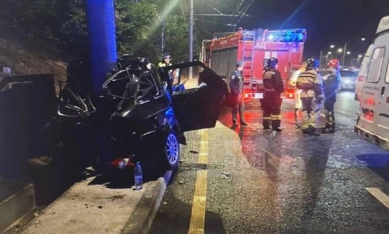 В Челябинске «Приору» намотало на столб Вчера вечером 20-летний водитель «Приоры» не справился с управлением на Свердловском тракте, съехал на обочину и врезался в электроопору. Машину буквально обернуло вокруг столба.  В аварии пострадали водитель и его 19-летний пассажир.