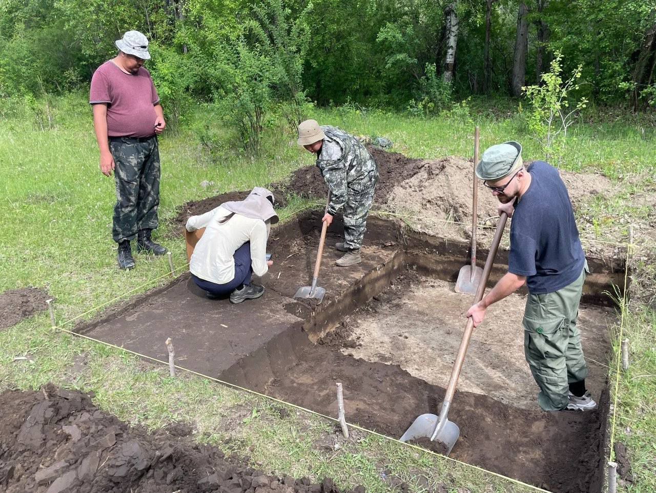 История в керамике: находки археологов Археологический отряд «Байкальский регион» провел исследования в устье реки Еловка в Тункинской долине Бурятии. Среди находок комплекс с «рубчатой» керамикой, ее возраст – 4-5 тыс. лет. А глубже нашлись керамические сосуды с сетчатым декором эпохи раннего неолита, а это, на минуточку, 7-7,5 тыс. лет назад. Немые свидетели наших предков "заговорят" в руках специалистов.