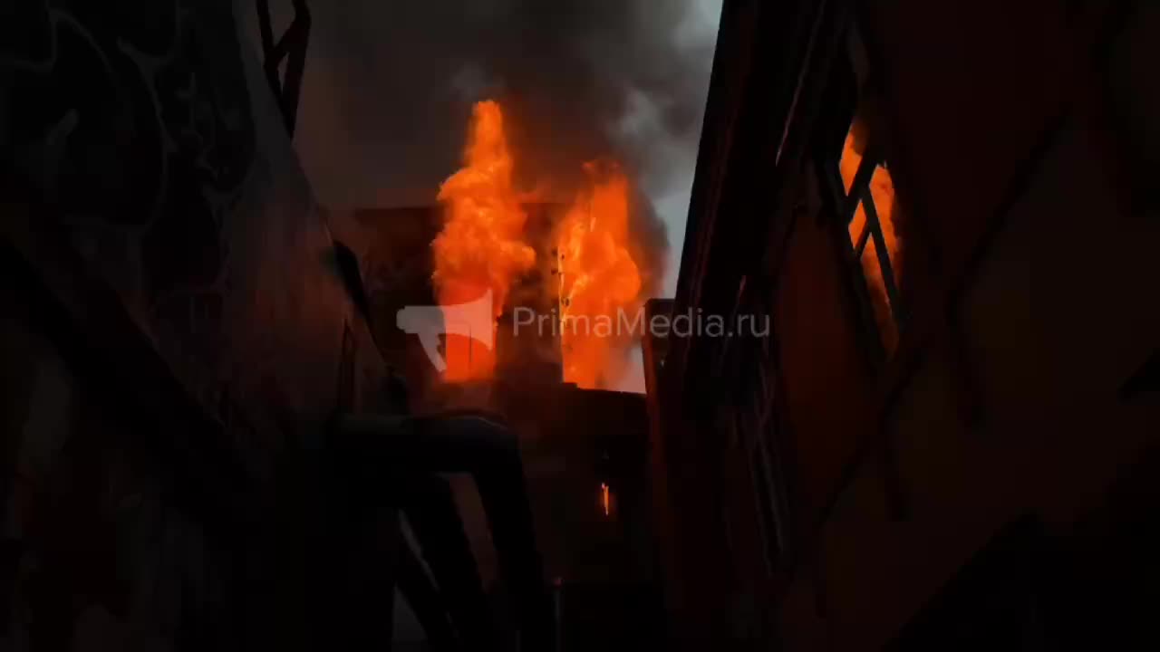 Пожар в старом фонде Владивостока: горит дом в Почтовом переулке