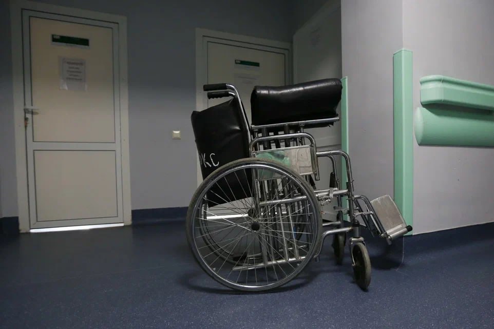 В Волгоградской области медсестра похитила у инвалида 300 тыс рублей Преступница уже созналась в содеянном Со слов дамы она в середине 17 декабря 2025 года воспользовавшись тем что пациент является недееспособным взяла его карту а затем сняла со счета деньги и присвоила их Похищенные наличные полицейскими в ходе обыска из дома подозреваемой изъяты Воровку ждет суд ей грозит до шести лет колонии