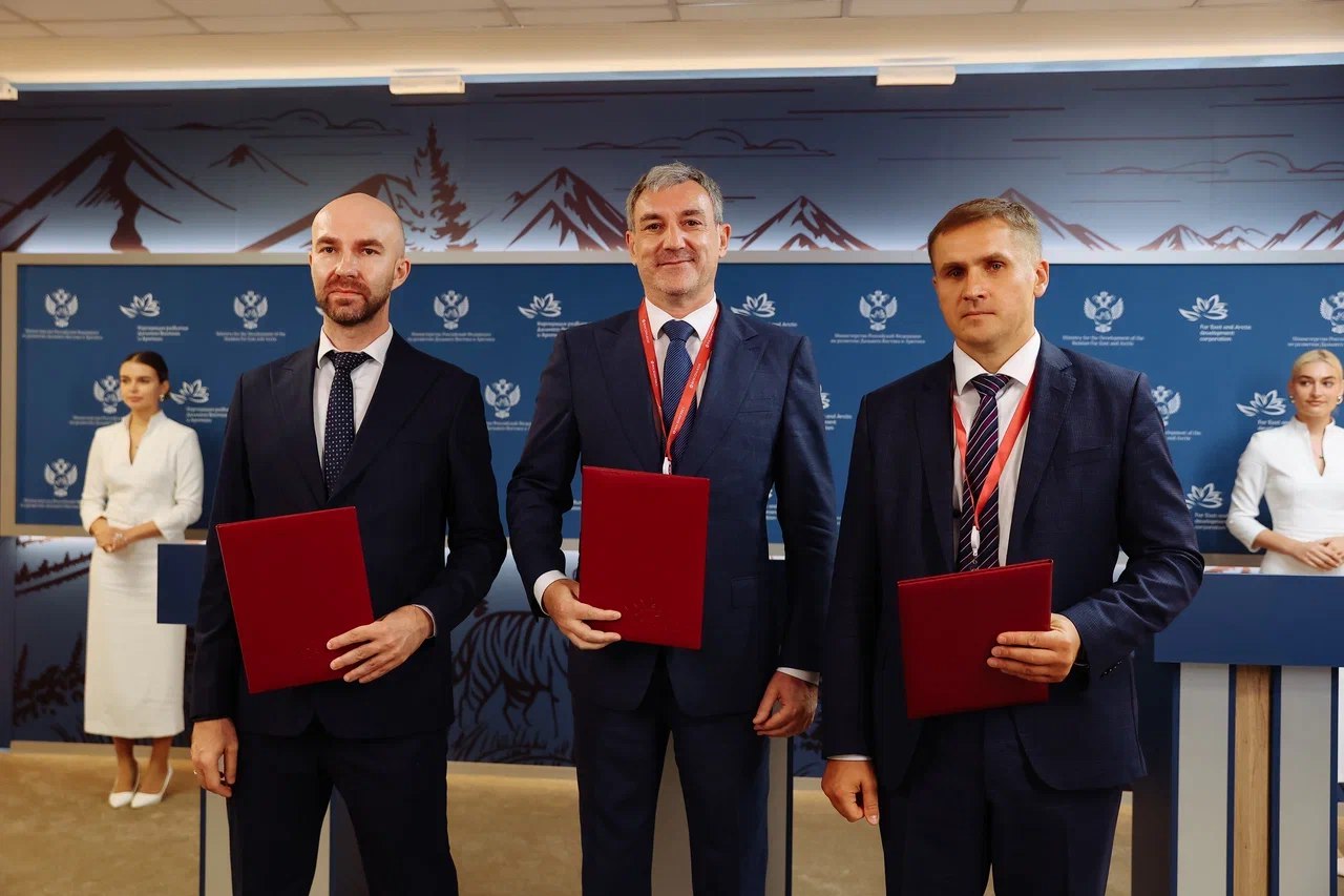 Росатом Возобновляемая энергия планирует построить в Амурской области ветропарк В рамках Восточного экономического форума АО Росатом Возобновляемая энергия АО Корпорация развития Дальнего Востока и Арктики КРДВ и Правительство Амурской области подписали соглашение о сотрудничестве по реализации проекта строительства ветропарка Успеновская ВЭС в Амурской области мощностью до 400 МВт Документ был подписан генеральным директором АО Росатом Возобновляемая энергия Григорием Назаровым губернатором Амурской области Василием Орловым и заместителем генерального директора по привлечению инвестиций АО Корпорация развития Дальнего Востока и Арктики Кириллом Каменевым Соглашение предусматривает взаимодействие при реализации проекта по созданию ветропарка а также поддержку инвестора со стороны Амурской области и Корпорации развития Дальнего Востока и Арктики в целях обеспечения возможности получения статуса резидента территории опережающего развития Амурская Подробнее на Инвестпортале 12