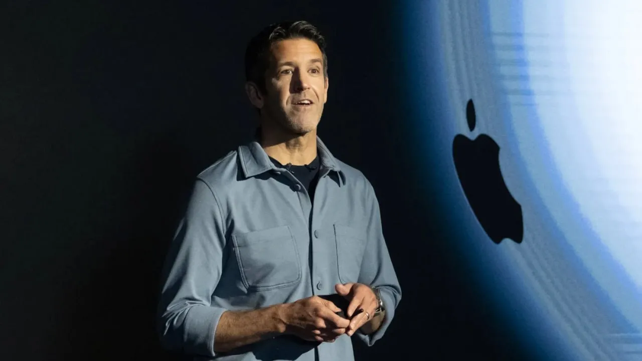 Тим Кук уходит с поста главы Apple Apple официально объявила что новым генеральным директором компании станет вице президент по аппаратной разработке Джон Тернус на фото Рокировка произойдет 1 сентября При этом Тим Кук не покидает компанию насовсем он займёт пост исполнительного председателя совета директоров Это первая смена CEO в Apple за последние 15 лет с тех пор как Кук сменил Стива Джобса в 2011 м технологии компании власть