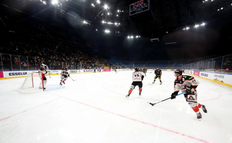 Тестовый матч на хоккейной арене Олимпиады остановили из за дыры во льду Первый матч на олимпийской арене Санта Джулия в Милане которая примет хоккейный турнир Олимпиады 2026 был остановлен из за образовавшейся по ходу игры пробоины во льду Об этом сообщил портал The Athletic Матч полуфинала Кубка Италии между Кальтерном и Варезе был прерван по ходу первого периода Причиной остановки матча стала образованная перед одними из ворот во льду дыра Игру остановили пока сотрудники арены заливали поврежденный участок водой Global Look Press Подписаться на РБК Спорт