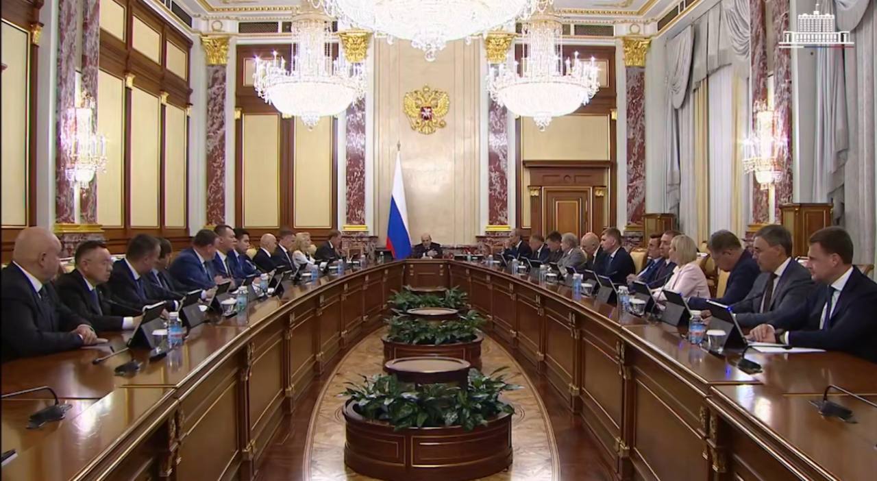 Мишустин провел заседание Правительства Главное Застройщики в малых городах смогут получать льготные кредиты под 12 годовых в рамках проектного финансирования На субсидирование кредитов Правительство направит 500 млн рублей в текущем году а в 2026 2027 годах 1 1 млрд рублей Правительство направит финансирование на развитие медицинских организаций в регионах Омская область получит средства на размещение новых модульных ФАПов в Усть Ишимском муниципальном районе пострадавшем от весеннего паводка в 2024 году Орловская область получит средства на завершение строительства клинической больницы в текущем году Республика Карелия на возведение нового онкологического диспансера На капремонт и расширение до 4 полос трассы Новороссия от Ростова на Дону до Симферополя будет дополнительно направлено 10 млрд рублей в ДНР ЛНР Запорожской и Херсонской областях уже отремонтировано более 6 тыс км автотрасс Работа будет продолжена чтобы к 2030 году эти регионы вышли на общероссийский уровень по качеству жизни людей