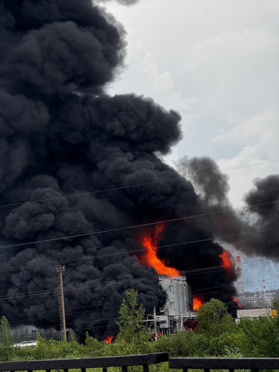Пожар тушат в промзоне города Кстово Нижегородской области, горят емкости с битумом, произошел розлив битума на 100 квадратах, сообщает МЧС региона