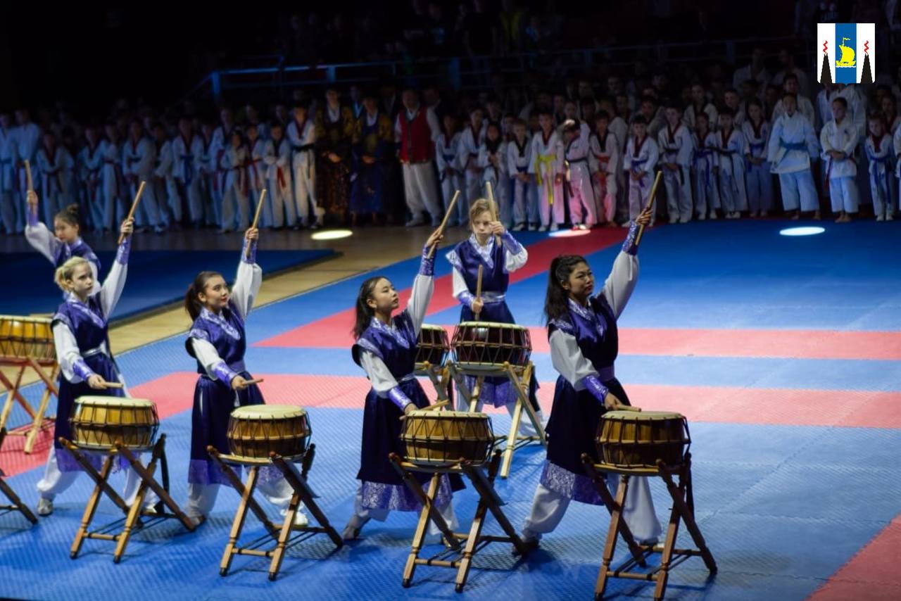 В Сахалинской области прошел второй Дальневосточный фестиваль восточных видов единоборств Местом проведения соревнований стал Центр единоборств г Южно Сахалинска Фестиваль собрал более спортсменов из Хабаровского Камчатского Приморского краёв и Сахалинской области Спортсмены показали себя в дисциплинах тхэквондо каратэ и ссирым традиционная корейская борьба По итогам выступлений в каратэ победителями стали Варвара Томина Фёдор Прилепский Руслана Акимова Алексей Бирюков Кира Мышева и другие В тхэквондо золотые награды завоевали Роман Качур Денис Гон Даниэль Чыйбылов и другие Лидерами соревнований по ссирым стали Нусуб Мекенов Суннатулло Одилов Алексей Хиль Ярослав Желонкин Владимир Приходько Александр Конекава Карина Кожевникова и Кирилл Чун Подписывайтесь на нас в MAX sakhgov