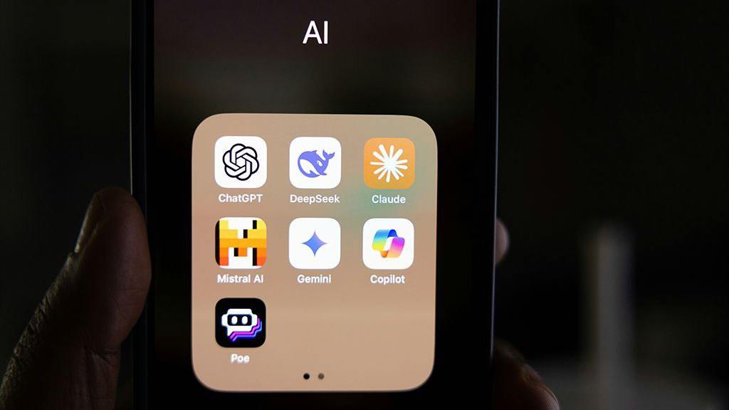 ФСТЭК определила угрозы безопасности от искусственного интеллекта Федеральная служба по техническому и экспортному контролю впервые внесла в банк данных угроз информационной безопасности риски связанные с искусственным интеллектом В перечне описаны специфичные технологии ИИ уязвимости в которых могут использоваться злоумышленниками в кибератаках Это в частности модели машинного обучения наборы обучающих данных датасеты а также RAG Retrieval Augmented Generation подход при котором ответ генерируется на основе данных полученных из внешних источников и LoRA адаптеры Low Rank Adaptation подход который позволяет адаптировать большие модели к конкретным задачам Теперь любая организация от которой законодательство требует защиты своей информационной системы обязана использовать банк для разработки модели угроз говорится на сайте ФСТЭК Разработчикам софта для госструктур и критической инфраструктуры надо будет учитывать эти данные Статистики по использованию ИИ в атаках на российском IТ рынке пока нет Но согласно исследованию SlashNext за год после выхода ChatGPT 4 с марта 2023 года количество фишинговых рассылок в мировом масштабе выросло на 1265 за счет массовой генерации таких писем с помощью больших языковых моделей Solen Feyissa Unsplash Telegram Max