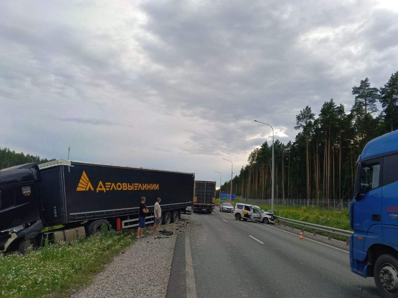 Фура перекрыла трассу в Первоуральском районе  ДТП произошло на 328 километре автодороги «Пермь-Екатеринбург». Водитель грузовика «Вольво» врезался в ограждение, частично перекрыв проезжую часть, рассказали в ГАИ.   Никто, кроме опаздывающих на работу автомобилистов, не пострадал. Проехать этот участок сейчас можно по обочине, либо в объезд через село Первомайское.     Новости из Екатеринбурга