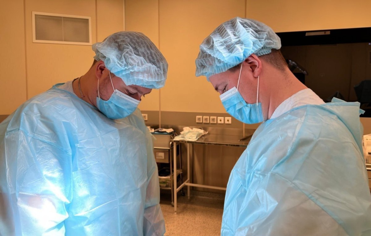 Новоуренгойские врачи спасли девушку пострадавшую в ДТП В приемное отделение ее доставили в состоянии шока Обследование выявило открытую черепно мозговую травму и множественные переломы костей таза шейки левого бедра и открытый перелом правой голени Экстренную операцию провели травматологи Сергей Лазарев и Артем Ипполитов Перелом бедренной кости стабилизировали винтовой фиксацией а целостность голени восстановили с помощью металлического стержня установленного в костномозговой канал Восстановление займет время сейчас девушка не может передвигаться без помощи По прогнозам медиков спустя несколько месяцев комплексного лечения пациентка сможет вернуться к обычной жизни Источник НЦГБ Подписаться Прислать новость Заказать рекламу