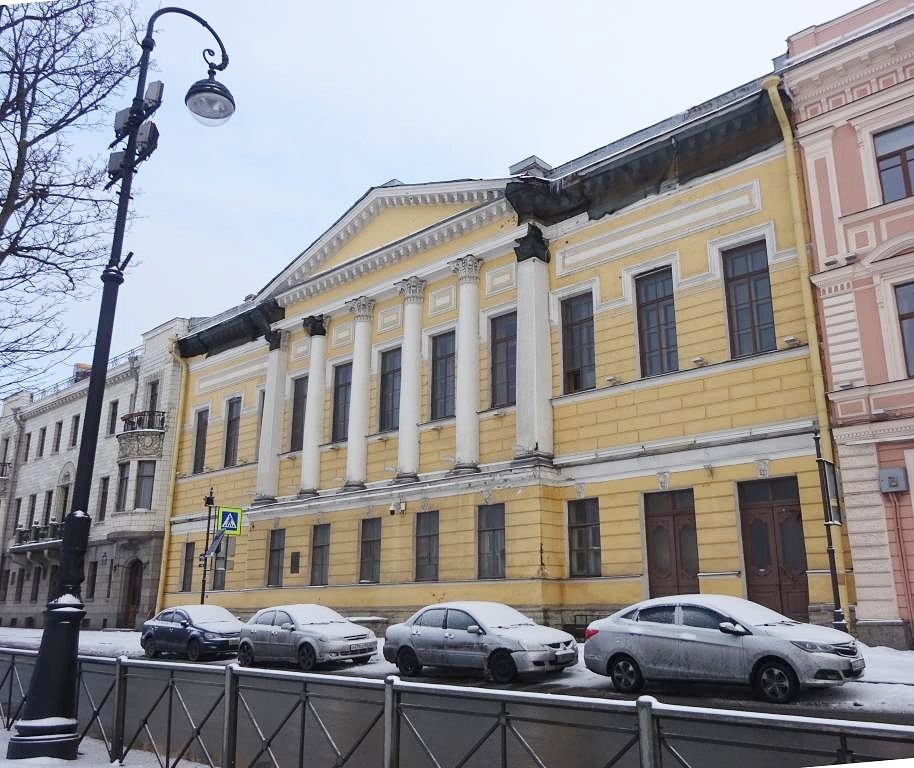 Бывший Мюзик холл открывает концертный зал на Английской набережной Открытие новой уже второй сцены Музыкального театра имени Федора Шаляпина бывшего Мюзик холла состоится сегодня передает ТАСС со ссылкой на пресс службу театра Детали Церемония открытия начнется со светового шоу на фасаде здания на Английской набережной 56 После перерезания ленты пройдет театрализованный концерт На нем выступит симфонический оркестр Северная Симфония дирижировать им будет художественный руководитель театра Фабио Мастранджело Также на сцене появится хор и солисты труппы органист Даниэль Зарецкий и актер Владимир Кошевой История Здание на Английской набережной занимала англиканская церковь с конца XVII века до 1919 года а в советское время в нем работали экскурсионное бюро и фольклорный факультет Консерватории В управление театру здание передали в 2016 году В интерьерах сохранились дубовые двери росписи фрески витражи фирмы Heaton Butler and Bayne единственный в России пример английских витражей конца XIX века Кроме того в здании находится орган 1877 года производства Brindley Foster Фото citywalls Подписывайтесь на Бумагу и предлагайте новости