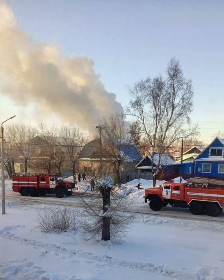 Днём  ранее, 9 декабря, в Свободном по ул. Кирова горел жилой дом с пристроенной котельной.   Пожар на 78 квадратных метрах кровли потушили 8 огнеборцев и 2 единицы техники. К счастью, никто не пострадал, сообщает МЧС Амурской области.