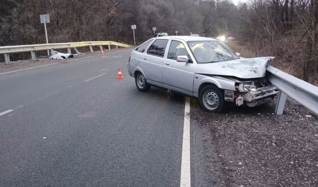 Под Новороссийском в ДТП погибла водитель отечественного авто На автодороге Новороссийск Керченский пролив направляясь из Краснодара в сторону Анапы владелица ВАЗ 2112 на закруглении дороги не справилась с управлением и врезалась в ограждение В результате аварии женщина получила травмы несовместимые с жизнью и скончалась до приезда скорой помощи сообщает Госавтоинспекция Кубани Радио 104FМ Новая Россия Мы в МАХ