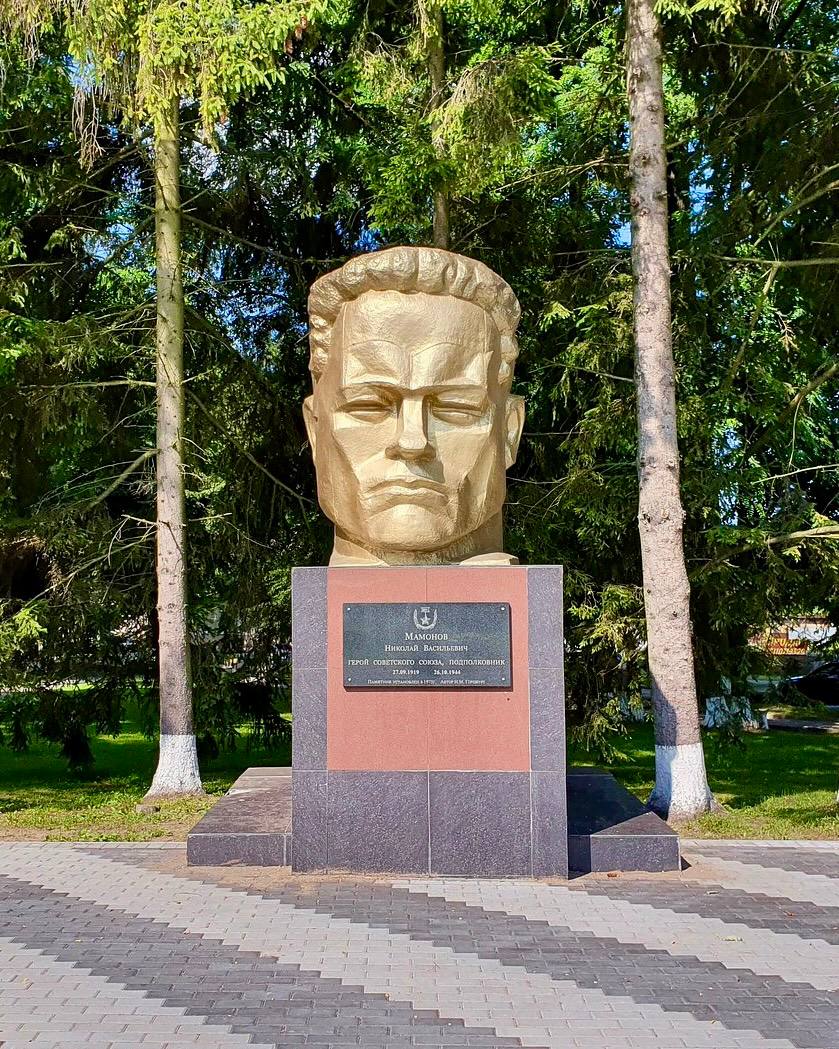 Жители Мамоново попросили губернатора заменить голову Шварценеггера Это позор когда Герой Советского Союза изображён в таком виде На местном сленге этот памятник называют голова Шварценеггера заявил директор городского музея Дмитрий Шилов Его слова мамоновцы поддержали аплодисментами Памятник был создан известным скульптором Израилом Гершбургом в 1975 году Однако по мнению Шилова выросли целые поколения которые не узнают героя в этой абстрактной скульптуре Губернатор предложил провести обсуждение с жителями и чётко определить каким должен быть новый памятник Вопрос может быть рассмотрен на областном Совете по культуре Подписаться Прислать новости