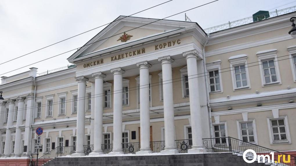 На месте бывшего кадетского корпуса в Омске откроют IT-школу Об этом в своём телеграм-канале сообщил губернатор Омской области Виталий Хоценко. По его словам, строительство образовательного учреждения поддержат инвесторы — Сбер и «Газпром нефть». Соответствующее соглашение было подписано на ПМЭФ с Германом Грефом и Александром Дюковым. Сбер и «Газпром нефть» совместно с учебными заведениями Омской области будут разрабатывать инновационные программы в области искусственного интеллекта, роботизации и других технологий. «Школа 21» планируется к открытию уже в этом году. Она разместится в здании бывшего кадетского корпуса, где раньше располагались столовые. Там будут обучать всех желающих углубить знания в сфере цифровых технологий.