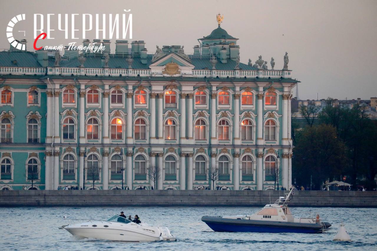 Петербург — главный весенний маршрут для туристов  Северная столица вновь стала самым популярным направлением для весеннего отдыха среди россиян. Петербург возглавляет список городов, куда туристы планируют отправиться в отпуск с марта по май.  Кроме него в числе популярных направлений — Москва, Казань, Калининград, Нижний Новгород, города Золотого кольца, Северного Кавказа и Дальнего Востока.  По данным аналитиков, 76% отельных бронирований на весну приходится именно на поездки по России.  Фото: Дарья Иванова Вечерний Санкт-Петербург