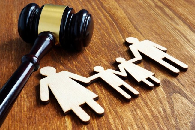 Минимальную сумму алиментов предложили установить на уровне половины МРОТ Закон об этом внесен в Госдуму Сейчас минимальная сумма выплат не определена и суд часто устанавливает алименты исходя из величины прожиточного минимума Однако нередко учитываются справки о доходах где указана заниженная зарплата а истцам бывает сложно доказать реальный доход алиментщика Предлагаемый проект перекладывает ответственность за предоставление сведений о заработке на самого должника Согласно предлагаемым в Семейный кодекс РФ поправкам размер алиментов составит не менее  половины минимальной заработной платы МРОТ на одного ребенка  трех четвертей МРОТ на двух детей  полный размер МРОТ на троих и более детей Вступление в силу изменений планируется авторами с начала следующего года Фото iStock Подписаться на Российскую газету в Читать нас в MAX