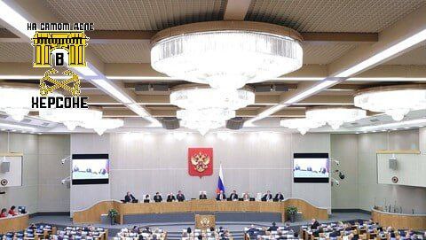 Госдума приняла в первом чтении закон, который будет наказывать тех, кто портит воинские могилы. Теперь, если кто-то осквернит памятник героям или место захоронения военных, ему грозит уголовка. Депутаты решили внести поправки в статью 243.4 УК РФ. Сейчас наказывают только за уничтожение или повреждение, а хотят добавить еще и ответственность за всякое надругательство над этими местами памяти. Самое строгое наказание – до пяти лет тюрьмы. Авторы законопроекта говорят, что с 2022 года по всей стране было почти 400 случаев, когда кто-то гадил на воинских кладбищах и у памятников. Так что решили взяться за это всерьез. ‼ Теперь, если кто-то решит поиздеваться над памятником героям или местом захоронения военных, ему светит уголовное дело. ПОДПИСАТЬСЯ Чат Бот Дзен