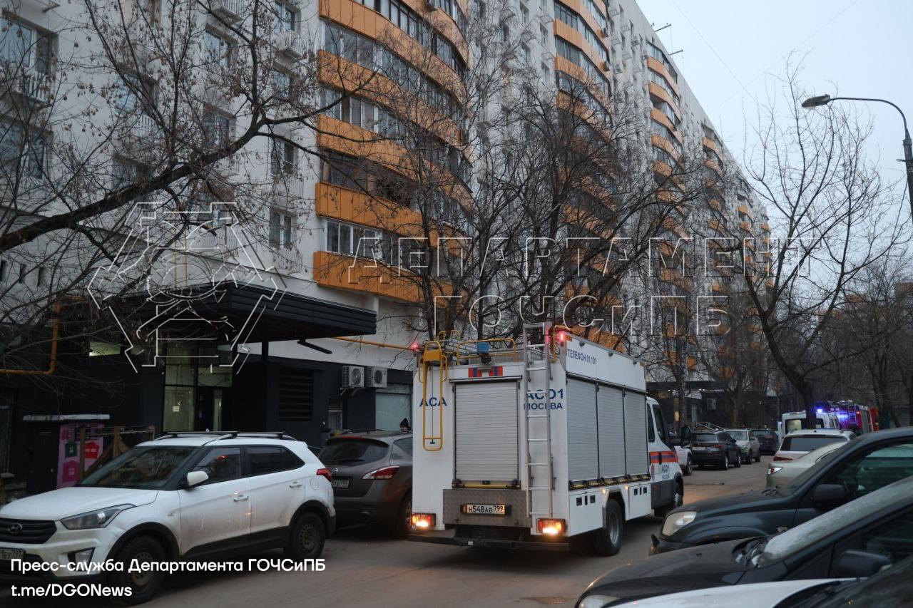 Спасли мужчину на Славянском бульваре     10 февраля в 06:21 в Службу 112 Москвы поступило сообщение о происшествии на Славянском бульваре. Женщина услышала крики в подъезде жилого дома, но самостоятельно установить, откуда просят помощи не могла.     На место происшествия были высланы силы пожарно-спасательного гарнизона города Москвы, в том числе расчёты ПСО №207 и АСО №1 столичного Пожарно-спасательного центра.    Во время необычного променада по чердачному помещению дома парень не заметил отверстия и провалился в межперегородочное пространство. Самостоятельно из своего плена мужчина выбраться не мог, единственное, что ему оставалось - звать на помощь в надежде, что его кто-то услышит.   По прибытии спасатели провели разведку и установили местонахождение мужчины. В присутствии представителей управляющей компании пожарные при помощи бензореза и сабельной пилы вырезали часть стены и достали мужчину из технического помещения межстенных перекрытий.    Пострадавший был передан работникам скорой помощи для дальнейшей госпитализации в лечебное учреждение города Москвы.     #дгочс #псц #пожарныеМосквы #спасателиМосквы