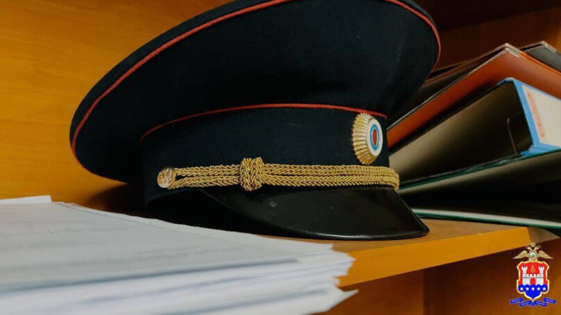  Привлечение к уголовной ответственности побудило калининградца выплатить сыну долг. Суд обязал жителя Краснознаменска выплачивать 1/4 часть всех доходов на содержание 8-летнего сына, однако отец не спешил этого делать. Мужчина уклонялся от исполнения родительских обязанностей. Он не был трудоустроен официально и с периодических заработков за все время перечислил на содержание сына один раз 80 рублей и два раза по 6 тысяч рублей. Долг алиментщика достиг почти 200 тысяч рублей. За неуплату средств на содержание несовершеннолетнего ребенка краснознаменец был привлечен к уголовной ответственности. Спустя время мужчина принял решение о подписании контракта с Министерством обороны РФ, начал получать стабильный доход и полностью погасил задолженность перед сыном. В УФССП России по Калининградской области сообщили, что теперь из зарплаты должника в полном объеме удерживаются текущие алименты. Таким образом, отец начал участвовать в содержании ребенка и разделил эту обязанность с матерью мальчика.