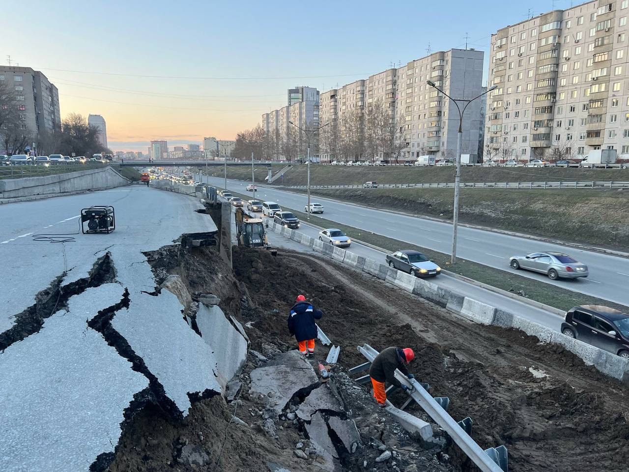 СГУПС оценит состояние подпорных стенок на Ипподромской магистрали в Новосибирске, где ранее произошло обрушение   МКУ «Гормост» заключило контракт с Сибирским государственным университетом путей сообщения на обследование подпорных стенок на  Ипподромской магистрали.   Как сообщает мэрия, на работы потратят 8,7 млн рублей. Их планируется завершить в 2025 году. Специалисты проведут инструментальное обследование семи участков подпорных стенок на отрезке от площади Будагова до улицы Богдана Хмельницкого.   «Полный комплекс работы по восстановлению аварийной подпорной стенки между улицами Писарева и Гоголя в районе дома № 49 планируется завершить в 2026 году», — комментируют в департаменте дорожно-благоустроительного комплекса мэрии Новосибирска.  Дорога разрушилась из-за «обводнения  грунта», утверждали ранее в мэрии. Жители обратили внимание на фотографии в «Яндекс.Панорамах», якобы свидетельствующие, что уже в конце 2024 года подпорная стенка могла начать смещаться. На фотографиях 2023-го такого крена не заметно.   Подписаться  Прислать новость  Помочь бустами