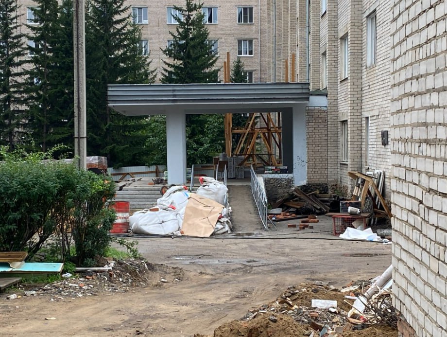 Прокуратура нашла признаки мошенничества при капремонте краевой больницы в Чите Прокуратура Центрального района Читы выявила возможное преступное завышение стоимости проектно сметных работ по капитальному ремонту Забайкальской краевой клинической больницы В декабре 2022 года учреждение заключило контракт с организацией Читагражданпроект на сумму 214 6 млн рублей Проверка показала что при расчёте использовался справочник базовых цен для капитального строительства тогда как должен был применяться документ для капитального ремонта Более того в смету необоснованно добавили повышающий коэффициент 1 67 После перерасчёта выяснилось что реальная стоимость работ должна быть меньше почти на 122 миллиона Эти средства были потрачены из регионального бюджета Материалы проверки переданы в следственные органы для возбуждения уголовных дел по фактам мошенничества и превышения должностных полномочий Расследование находится на контроле прокуратуры