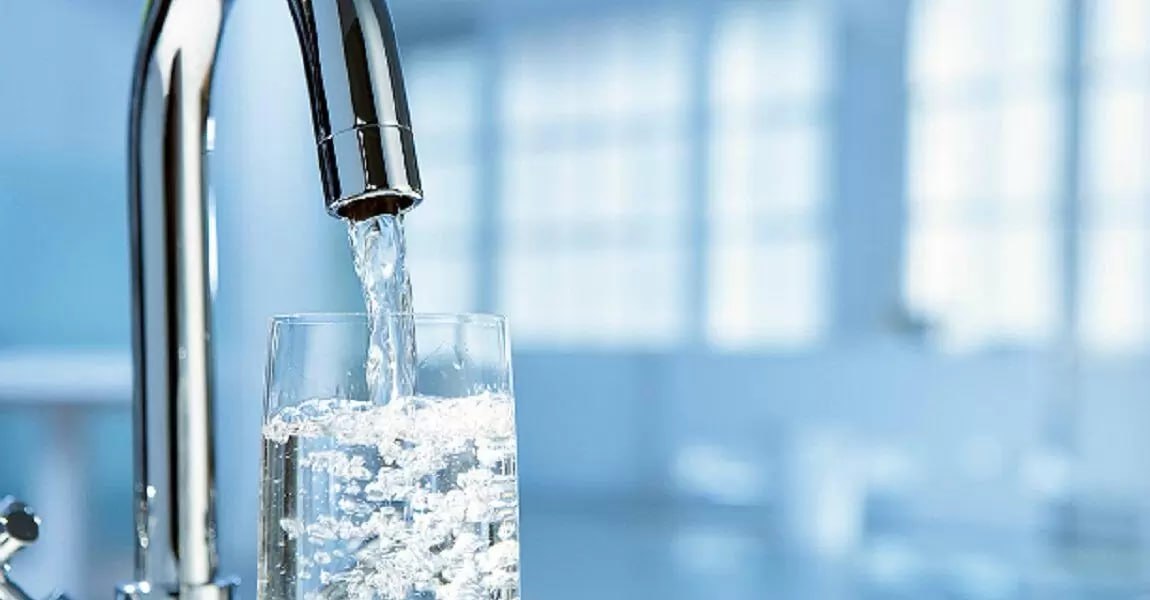 В рижский водопровод запустят хлорку Предприятие Rīgas ūdens, с 16 по 18 июня планирует продезинфицировать всю рижскую систему водоснабжения - то есть провести хлорирование. Хлорирование начнется одновременно на всех насосных станциях подачи воды, в результате чего дезинфицирующее вещество равномерно распространится по всей водопроводной системе города. Для здоровья это не представляет угрозы. Но всё же во время дезинфекции и в течение 24 часов после нее рекомендуется использовать для питья только кипяченую воду. Воду, предназначенную для домашних животных перед использованием желательно отстаивать. То же самое рекомендуется делать при поливе комнатных растений.