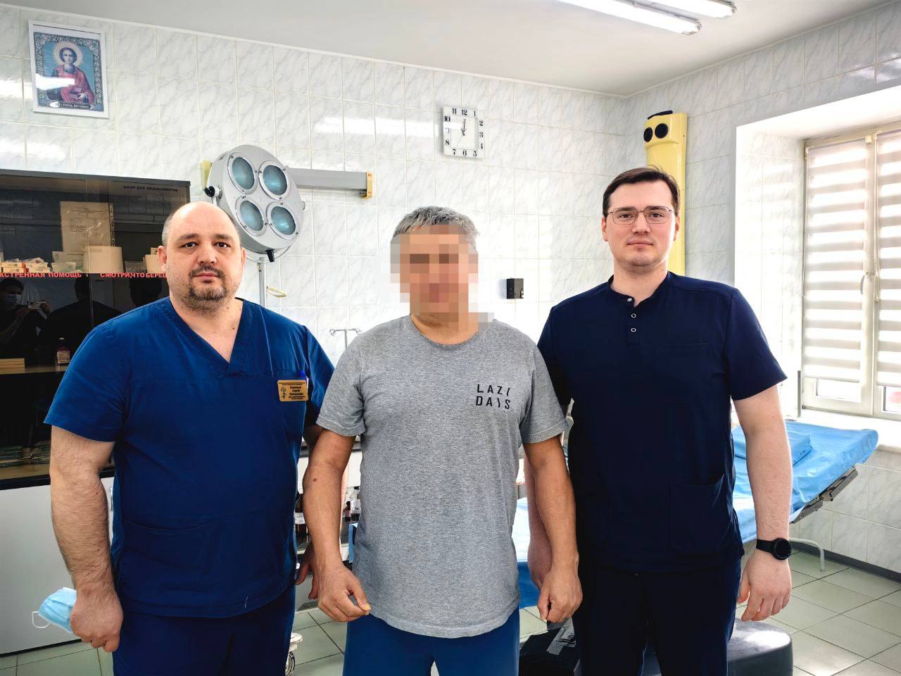 Сургутские врачи провели сложнейшую операцию участнику СВО Военнослужащий обратился в Сургутскую травматологическую больницу с тяжелым свищевым остеомиелитом предплечья и крупным дефектом кости — 7 см. Рука утратила двигательную функцию, в перспективе — ампутация. Однако травматологии под руководством Сергея Глиняного приняли решение поэтапно восстанавливать конечность. Сначала удалили пораженный участок кости Затем установили временный имплантат из костного цемента с антибиотиком. Его изготовили в условиях операционной. Он одновременно обеспечивал локальную антибактериальную активность и механическую поддержку Через два месяца после снятия имплантата выполнили костную пластику. Чтобы спасти руку после ранения, в предплечье пересалили фрагмент кости из голени Благодаря профессионализму врачей Сургутской травмбольницы полностью восстановились функции правой руки. После снятия швов участника СВО выписали, он остается под динамическим наблюдением. Важно, чтобы теперь пациент строго соблюдал рекомендации.