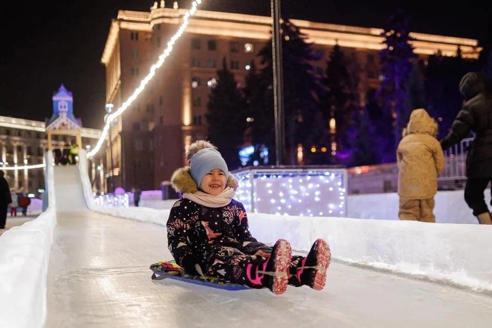 Ледовый городок в Челябинске откроется 27 декабря  Открытие ледового городка на площади Революции в Челябинске состоится в пятницу, 27 декабря. Об этом сообщил вице-мэр по социальному развитию Сергей Авдеев. Темой украшения главной площади в этом сезоне стал «Остров сокровищ».  По словам и.о. главы Курчатовского района Константина Матыгина, еще один ледовый городок заработает на этой неделе возле проспекта Победы.