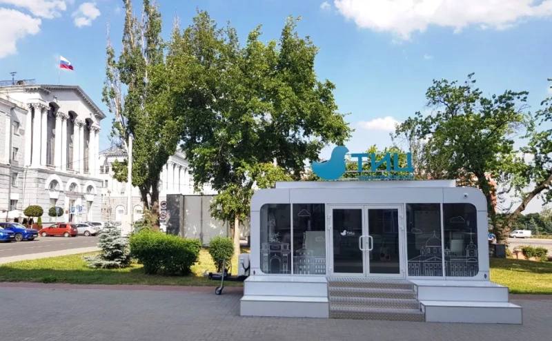 В Курске снесут ларьки, не соответствующие дизайн-коду  В Курске нестационарные торговые объекты, чей вид не соответствует дизайн-коду, будут демонтированы. Об этом предпринимателям рассказал врио губернатора Александр Хинштейн.  «Основная проблема, тревожащая предпринимателей: часть нестационарных торговых объектов  НТО  не получится переделать в соответствии с дизайн-кодом Курска. Причина в том, что их площадь больше установленной. В чем можем здесь помочь: 50% затрат на реконструкцию возьмет на себя регион, плюс договор аренды с НТО будет продлен до пяти лет  сейчас он составляет год . Но история с НТО в 150 кв. м недопустима — интересы людей и городская среда важнее, учитывая грядущее 1000-летие Курска. Если не готовы их приводить в порядок, с ними придется попрощаться», — объяснил Хинштейн в своем телеграм-канале.