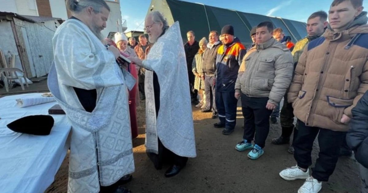 На Кубани священники попросили Божьей помощи в очистке Чёрного моря от мазута  По благословению правящего архиерея Новороссийской епархии епископа Сергия 7 января в местах ликвидации экологического загрязнения Черного моря в Темрюкском районе и в Анапе священнослужители совершили молебны.  Благочинный Темрюкского округа протоиерей Виктор Колмык с духовенством Темрюкского благочиния совершил молебен о даровании помощи Божьей всем, кто принимает участие в очистке от мазута побережья Таманского полуострова.  Штатный священник Свято-Онуфриевского храма города-курорта Анапа протоиерей Геннадий Ключников отслужил праздничный молебен о даровании помощи Божьей сотрудникам МЧС Краснодарского края, которые участвуют в ликвидации экологического загрязнения Черного моря на Анапском побережье.  Фото: Новороссийская епархия  УТРЕННИЙ ЮГ   Подпишись