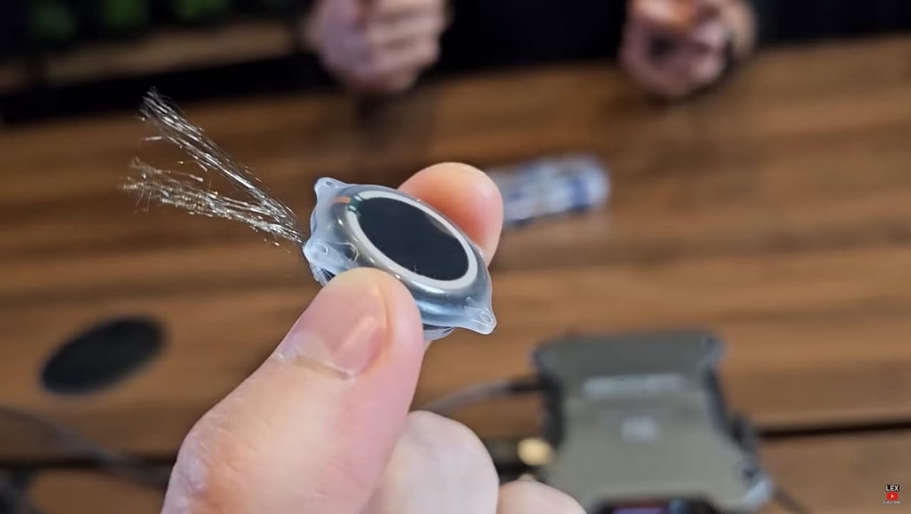 Чип Neuralink помог немому пациенту смонтировать и озвучить видео Брэд Смит — третий пациент, которому вживили чип Neuralink, и первый человек с боковым амиотрофическим склерозом, прошедший эту процедуру. Теперь мужчина продемонстрировал, как технология позволяет ему управлять компьютером силой мысли. С помощью нейрочипа он смонтировал и выложил на YouTube видео, где показал повседневное использование интерфейса. Видео озвучено синтезированным голосом Смита, воссозданным искусственным интеллектом. Помимо этого, полностью парализованный мужчина теперь может играть в видеоигры со своими детьми.