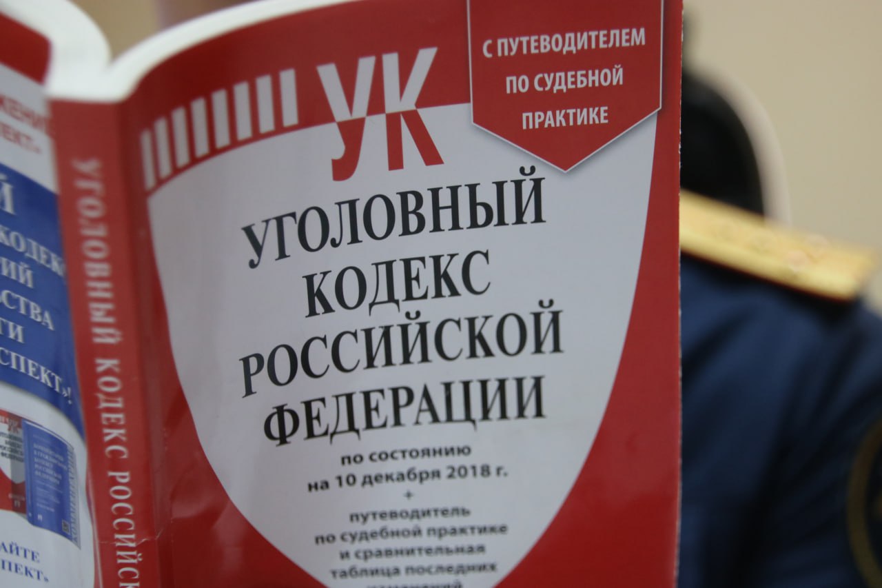 В Стерлитамаке обвиняемый в убийстве местный житель заключен под стражу   Следственным отделом по городу Стерлитамаку СУ СК России по Республике Башкортостан предъявлено обвинение местному жителю в совершении преступления, предусмотренного ч. 1 ст. 105 УК РФ  убийство   По версии следствия, днем 22 октября 2024 года в квартире дома на улице Чехова между мужчиной и его отчимом произошел словесный конфликт на почве личных неприязненных отношений. Во время словесной перепалки мужчина схватил нож и ударил им в область груди своему отчиму, после чего скрылся с места преступления. Вскоре во дворе соседнего дома он был задержан сотрудниками полиции. От полученных телесных повреждений потерпевший скончался на месте происшествия.  В настоящее время с обвиняемым проведены первоначальные следственные действия, назначен комплекс судебных экспертиз, допрашиваются очевидцы и иные свидетели. На время расследования по ходатайству следователя судом фигуранту избрана мера пресечения в виде заключения под стражу.