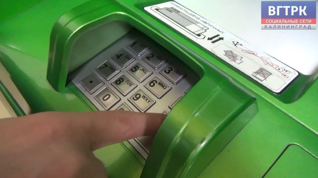 Пенсионерка из Калининграда перевела мошенникам более 2 4 млн рублей поверив в уголовное преследование По словам 69 летней местной жительницы ей поступило несколько телефонных звонков от неизвестных которые представились специалистами службы надзора в сфере связи и сотрудниками правоохранительных органов Звонившие убедили женщину что она якобы причастна к финансированию иностранного государства и может быть привлечена к уголовной ответственности Под предлогом предотвращения негативных последствий злоумышленники посоветовали пенсионерке срочно перевести имеющиеся денежные средства на безопасный счет Действуя по указаниям аферистов женщина через банкомат внесла на указанные счета личные сбережения в размере 2 400 000 рублей Источник УМВД России по Калининградской области