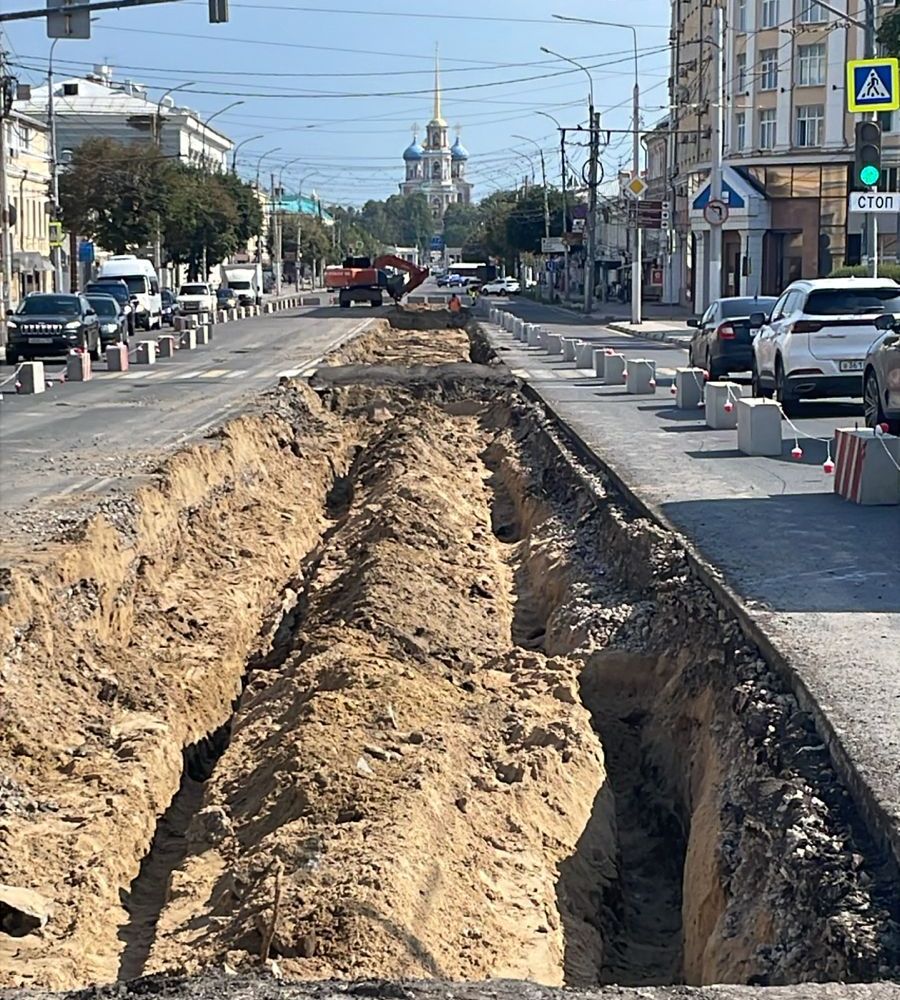 На участке Первомайского проспекта от пересечения с ул. Павлова до пересечения с ул. Сенной подрядчик приступил к демонтажу старой теплотрассы, организован вывоз труб. После этого подрядная организация начнет демонтаж нижних железобетонных лотков.  На следующем участке - площадь Ленина и ул. Соборная - завершается зачистка грунта на крышках лотков. Подрядчик приступил к снятию плит перекрытия на теплотрассе.  Напомним, ранее глава администрации Рязани Виталий Артемов поручил наращивать темпы проведения ремонта и увеличить количество бригад. Капитальный ремонт теплотрассы ведется по программе «Модернизация коммунальной инфраструктуры». Работы идут в круглосуточном режиме.