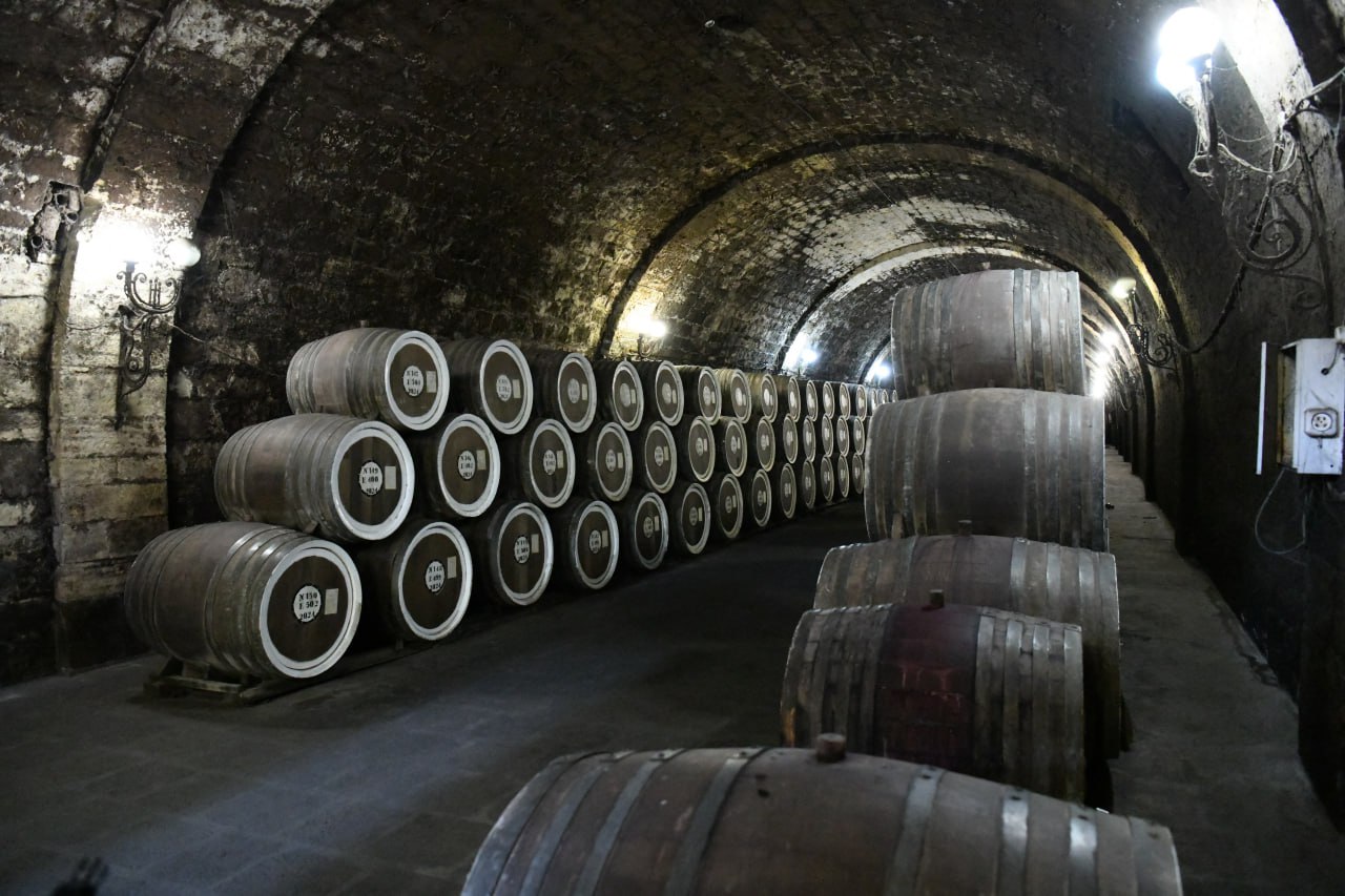 Воронцовские подвалы в Дербентском районе станут новой туристической точкой Силами ООО Дербент вино ведется работа по организации туристической локации на объекте Воронцовские подвалы которые являются достопримечательностями села Геджух Дербентского района Они представляют собой винные подвалы построенные уникальным способом в 60 х годах 19 века по указанию графа Воронцова Дашкевича Об этом рассказал Председатель Правительства Дагестана Абдулмуслим Абдулмуслимов в ходе интервью агентству РИА Новости По его словам данный объект по инициативе республиканского Комитета по виноградарству включен в единый государственный реестр объектов культурного наследия России