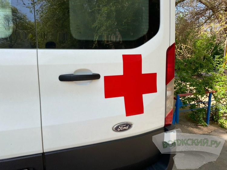 В Волжском машина без водителя сбила мужчину Накануне, 2 августа, в Волжском машина без водителя наехала на прохожего. Как рассказали Волжский.ру в пресс-службе ГУ МВД по Волгоградской области, в 14.30 часов водитель ремонтировал автомобиль «Chevrolet» напротив дома № 1 по улице Ахтубинская. Предварительно, он не принял необходимые меры и допустил самопроизвольное движение транспортного средства. Подробнее на Волжский.ру: #ВолжскийРу #волжский #vlz