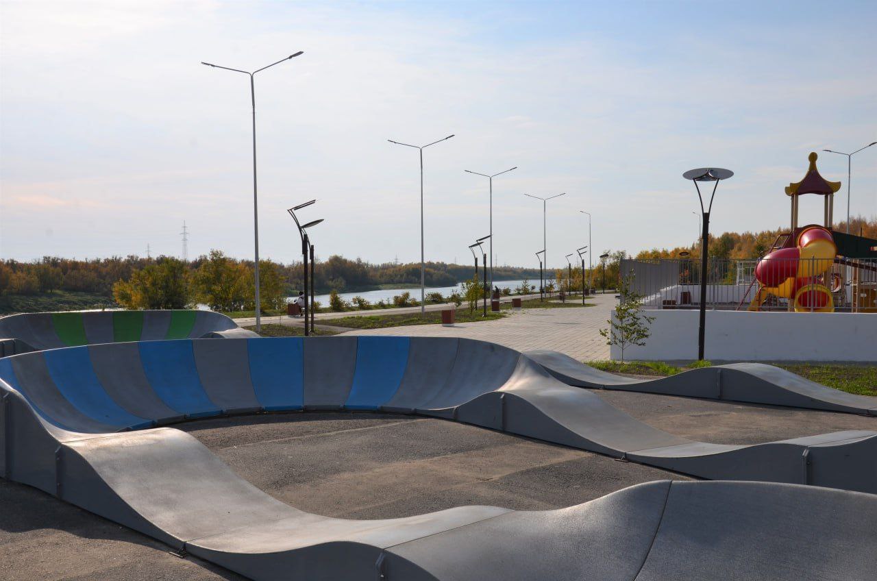 Ханты Мансийск Нижневартовск и Мегион поборются за премию Туристические города Три муниципалитета ХМАО стали финалистами престижной премии от Роскачества Ханты Мансийск номинация Лидер независимой оценки качества в туризме Нижневартовск номинация Город паркового туризма и смысловых пространств Мегион номинация Город туристических брендов Выход в финал подтверждает что Югра из наиболее динамично развивающихся туристических направлений В этом опусе коллег прекрасно все от картинки до содержания Развитие туризма дело хорошее и правильное но только когда он оправдан и подкреплен реальностью а не создается чиновниками для освоения бюджета Привлекательность внутреннего туризма в самобытности территории которая может быть представлена в широком спектре от природы и инфраструктуры до исторической значимости Из таких в Югре пожалуй только Берёзово которого нет в списке Еще есть любопытный эксперимент в Сургутском районе Тропа Человечности Ну а все остальное это типичный суповой набор