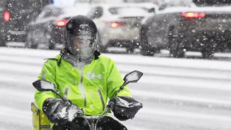 В Госдуме хотят полностью запретить езду курьеров на оживленных тротуарах Также предлагается снизить максимально допустимую скорость движения ограничить использование СИМ с мощными двигателями и разработать механизм идентификации курьерских велосипедов jkinvest news jkinvest
