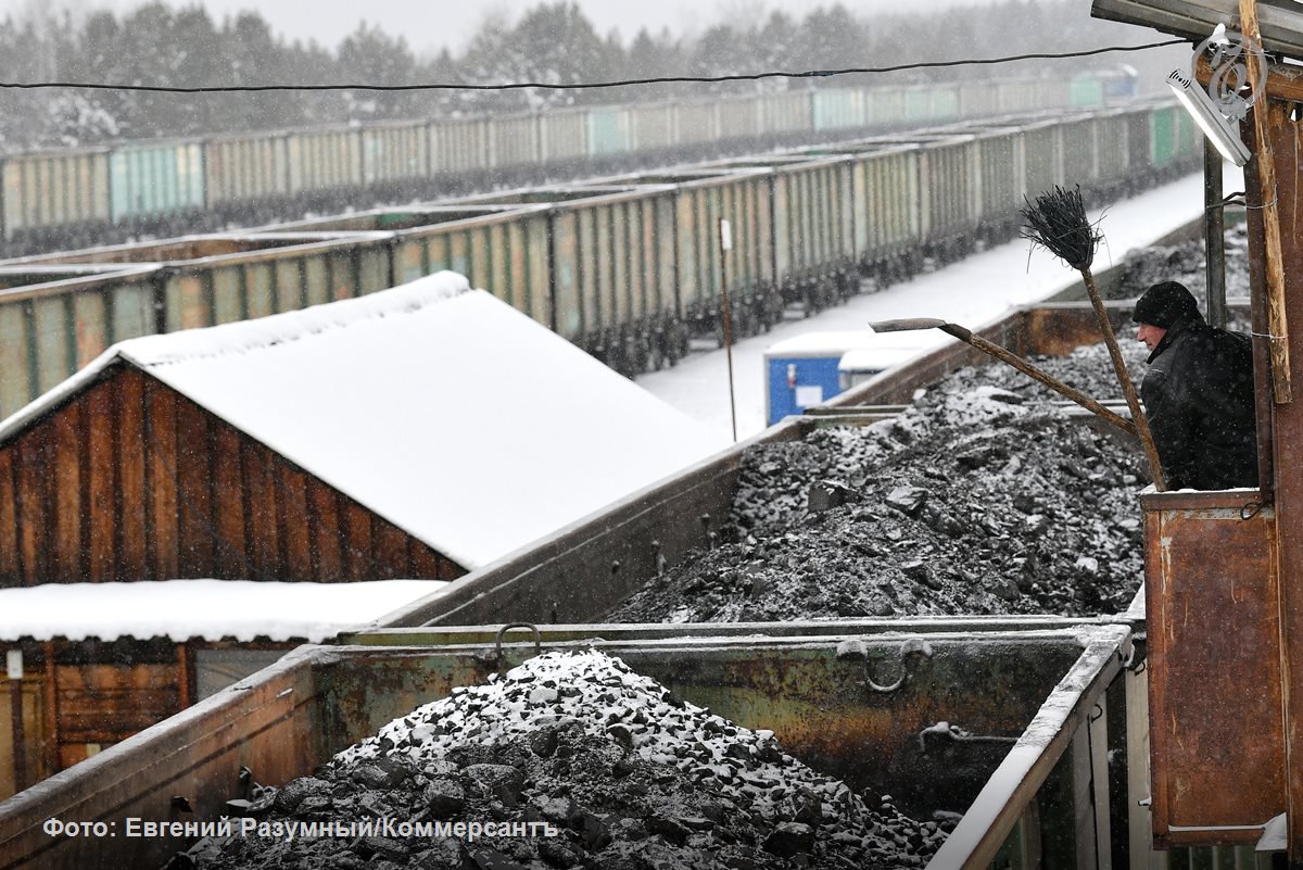 Цены на уголь в дальневосточных портах возобновили снижение Уголь калорийностью 5500 ккал на 1 кг подешевел за первую неделю февраля на 1 5 до 73 1 за тонну Сказывается сокращение спроса в Китае из за накопленных запасов и наступления более мягкой погоды на севере страны Поддержку котировкам может оказать сокращение добычи в Индонезии но не исключено что оно будет не столь значительным как ожидалось Ъузнал