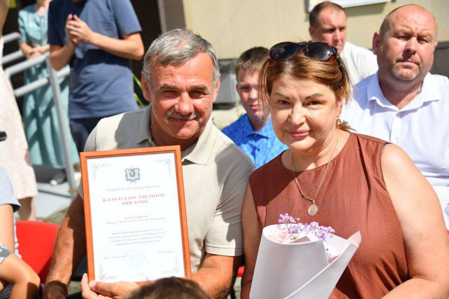  «Парад семей» прошёл в Хабаровске ко Дню семьи, любви и верности В преддверии всероссийского праздника, который ежегодно отмечается 8 июля, в селе Черная Речка Хабаровского района состоялось торжественное мероприятие — «Парад семей». “Праздник приурочен ко дню памяти святых Петра и Февронии Муромских — покровителей семейного счастья и верности. Они прожили в браке, полном взаимной любви и преданности, несмотря на трудности и испытания. Их пример в нашей стране считается идеалом супружеской верности", — отметил Дмитрий Демешин на церемонии. В ходе торжества шесть супружеских пар из разных населённых пунктов края получили памятные знаки «За супружеское долголетие» — в знак признания их более чем полувековой семейной истории. Также на празднике глава Хабаровского района Сергей Будкин объявил, что с 8 июля 2025 года, всем молодым мамам и новорождённым, зарегистрированным в районе, будут вручаться специальные боксы с необходимыми вещами для первых дней жизни малыша. Первые десять таких боксов уже были переданы семьям в торжественной обстановке. Фото: Правительство Хабаровского края AmurMedia Прислать новость