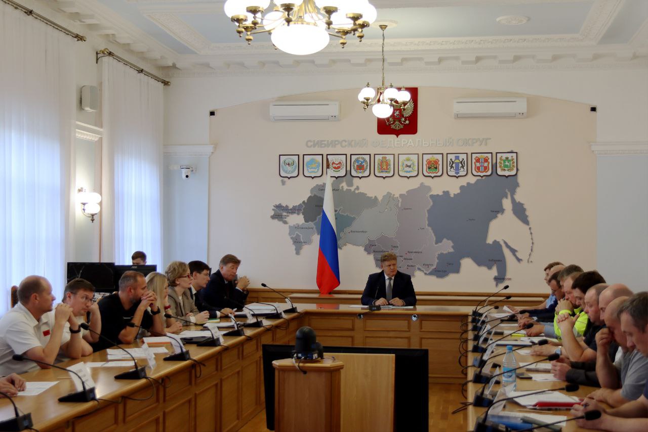 Полпред Анатолий Серышев обсудил вопросы строительства ЦКП «СКИФ» с представителями научного сообщества и подрядных организаций В Новосибирске полпред Президента РФ в СФО Анатолий Серышев провел рабочую встречу с директором Института ядерной физики СО РАН Павлом Логачёвым. Обсуждались вопросы реализации масштабного научного проекта – строительства Центра коллективного пользования «Сибирский кольцевой источник фотонов». ЦКП «СКИФ» – источник синхротронного излучения поколения 4+ предназначенный для научных экспериментов в области создания новейших материалов, биологических структур, применяемых для нужд современной микроэлектроники и медицины, возводится в наукограде Кольцово в рамках нацпроекта «Наука и университеты». Полпред отметил высокий уровень организации взаимодействия ученых и строителей, благодаря которому монтаж высокотехнологичного оборудования идет параллельно с возведением здания. «Здесь мы опять первые в мире, в настолько сжатые сроки еще никому не удавалось воплотить в жизнь такой уникальный, технически сложный проект», – сказал он. Также под руководством полпреда состоялось рабочее совещание, в ходе которого обсуждался ход выполнения строительных работ в зданиях, входящих в состав комплекса «СКИФ».