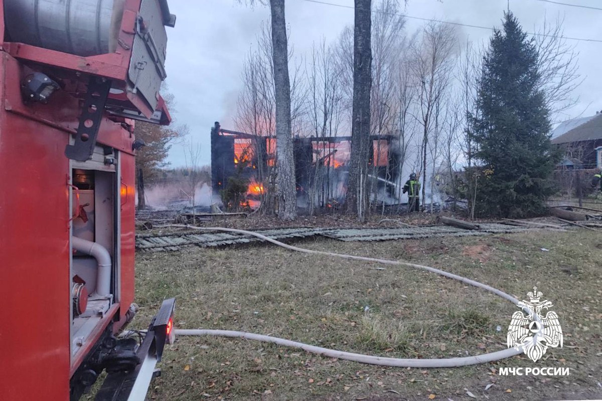 В Тверской области на пожаре в деревне погиб человек  Накануне, 24 октября, в 07:00 поступило сигнал о возгорании дома в деревне Константиново в Рамешковском округе. Информацию сообщили в телеграм-канале ГУ МЧС по Тверской области.  В 07:15 первые подразделения пожарных были на месте. Уже в 07:44 возгорание локализовали, а полностью потушили – в 12:40.  При разборе обгоревших частей постройки обнаружили тело мужчины. Чуть позже стало известно, что погибшему было 58 лет.  Причину пожара устанавливают дознаватели МЧС России совместно со следователями.  Пожар ликвидировали огнеборцы ПСЧ-46 вместе с добровольной пожарной командой «Никольское».    Пилот Подписаться  #пожар #пожар_с_погибшими