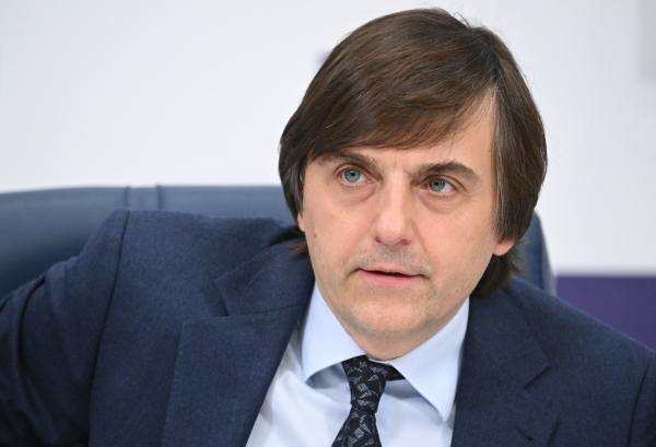 Кравцов сообщил о переходе всех школ на единые учебники обществознания с 1 сентября Речь идёт о пособии для учащихся 9-11 классов. Сейчас оно находится в разработке, добавил министр просвещения на встрече Владимира Путина с авторами и редакторами нового учебника истории. Сергей Кравцов подчеркнул, что им удалось избавиться от большого количества ложных посылов, которые были в старых изданиях. Глава Минпросвещения напомнил, что ранее в российских школах начали использовать новые учебники по истории с 10 по 11 класс. Подпишись на «Говорит Москва»