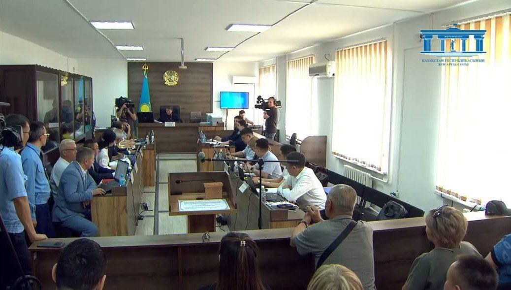 Дело Шерзата Полата: суд продолжает заслушивать свидетелей Заседание по делу об убийстве 16-летнего Шерзата Полата в Талгаре продолжается в специализированном межрайонном суде по уголовным делам области Жетысу. На скамье подсудимых девять человек. В убийстве и покушении на убийство обвиняют двоих. Напомним, убийство подростка произошло 4 октября 2024 года в Талгаре. Он скончался от ножевого ранения, нанесённого в драке. Ранее в суде выступили две ключевые свидетельницы — Эльмира Нурбекова и Дана Жаксыгельды, которые, по версии следствия, приехали на место конфликта вместе с обвиняемыми. Нурбекова на этапе предварительного расследования утверждала, что видела, как главный фигурант дела нанёс Шерзату удар ножом. Однако позже, в суде, она изменила свои показания. Жаксыгельды рассказала, как исчезли нож и пистолет, и кто, по её словам, пытался стереть отпечатки. Также в суде зачитали показания погибшего дяди Шерзата — он утверждал, что драку начали по команде человека по прозвищу Чика. Фото: скриншот трансляции суда /CentralMediaNews