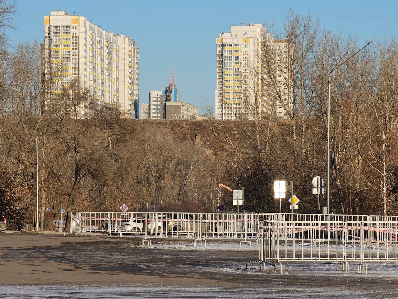 Барьеры против дрифтеров устанавливают в Татышев-парке.   Из-за постоянных перепадов температур на остров Татышев стали все чаще заезжать лихачи. Они устраивают громкое шоу на скоростях и не только создают аварийные ситуации, но и мешают людям.   Чтобы остановить любителей экстрима руководству парка приходилось покупать камеры, оставлять лежачих полицейских, звонить правоохранительным органам, но это не помогало. А теперь в ход идут и ограждения.   Короче, не гоняйте пацаны, а дальше вы знаете….    Подписаться   Прислать новость